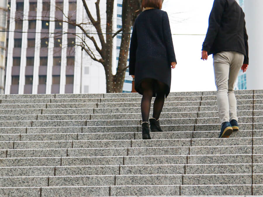 階段を登る男女